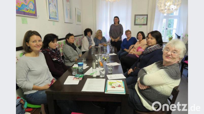 Im Familienalltag zuckerfrei zu essen, ist gar nicht so schwer, ist Ernährungsberaterin Tanja Franz (stehend) überzeugt. Den Kursteilnehmern erklärte, wie sie dies im Alltag umsetzen können. Bild: jzk