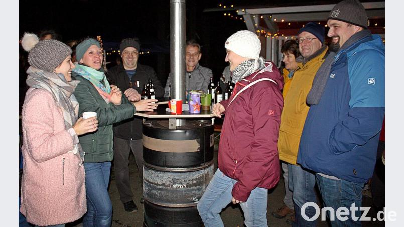 Die Kinder versammeln sich um den Feuerkorb und halten das Stockbrot ins Feuer, die Erwachsenen pflegen die gesellige Unterhaltung. Bild: zer