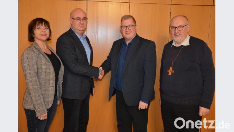 Zum 1. Januar 2020 wechselt die Trägerschaft der Ambulanten Krankenpflege der Katholischen Kirchenstiftung Mitterteich auf den Deutschen Orden über. Aufgrund des immer größer werdenden Verwaltungsaufwandes war dieser Schritt nötig. Bei der Übergabe mit dabei waren (von links) Christine Ernstberger und Wolfgang Hecht (beide Kirchenverwaltung), Carsten Gleißner (Deutscher Orden) und Stadtpfarrer Anton Witt. Bild: jr