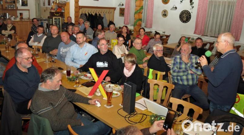 "Stromtrassengegner sind keine Energiewendegegner" macht der Stammtisch des Aktionsbündnisses mit Sprecher Josef Langgärtner (stehend) klar und fordert den effizienten Masterplan für die Energiewende in Deutschland. Bild: Dobmeier