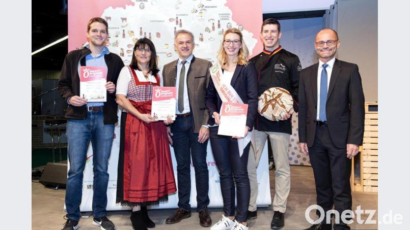 Fabian Polster von der Arge Fisch, Gabi Bleistein und Bürgermeister Roland Grillmeier als Vertreter der Zoigl-Stadt Mitterteich, Verena und Patrick Kutzer von der Bäckerei Kutzer sowie stellvertretender Landrat Alfred Scheidler (von links) freuen sich, dass es viele Produkte aus dem Landkreis auf die kulinarische Landkarte geschafft haben. Bild: Metropolregion Nürnberg, Rudi Ott/exb