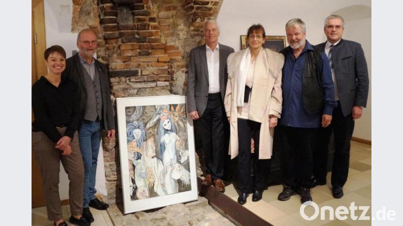 Wolfgang Pöhlmann (zweiter von rechts) und seine Frau Doris begrüßen neben stellvertretendem Landrat Arnold Kimmerl (vierter von rechts), Bürgermeister Richard Tischler (rechts) und Organisatorin, Carola Reul (links), auch Studiendirektor a.D. Ulrich Wohlgemuth, der die Einführung in das Werk des Künstlers übernahm. Bild: weu