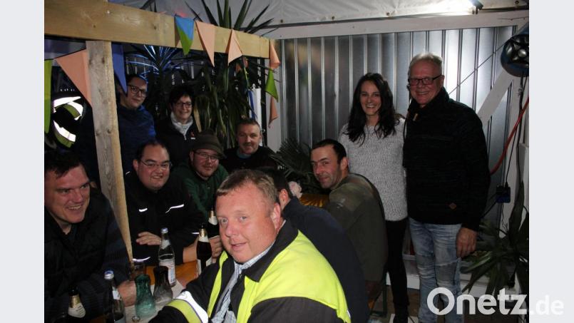 Die Gewinnerin des Maibaums Carmen Kuhbandner konnte sich zusammen mit Ehemann Bernd (hinten, rechts stehend) auf drei Ster Brennholz freuen. Zusammen mit den Feuerwehrkameraden wurde die Brotzeit genossen. Bild: soj
