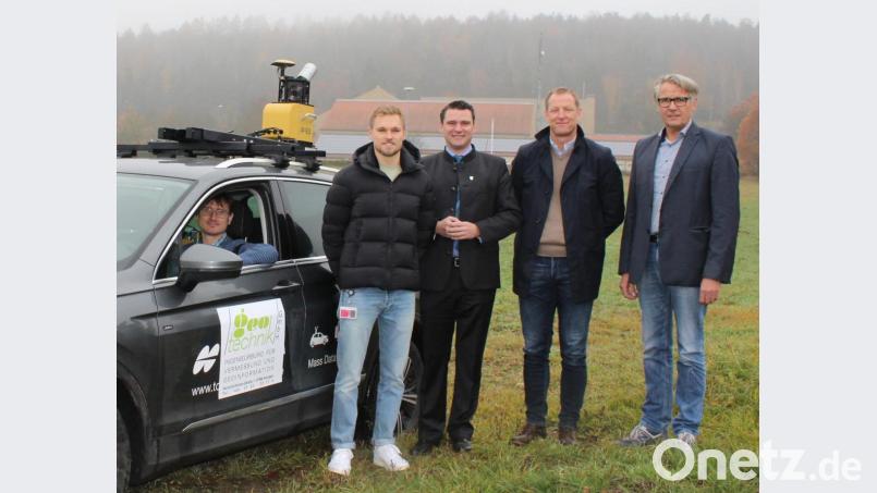 Geo-Mapping für den Breitbandausbau: Landrat Thomas Ebeling (Mitte) und Christian Meyer (2.v.r.) informierten sich bei Paul Kamper (rechts) und Daniel Selzam (im Auto) von der geotechnik GmbH sowie Jens Solfrank (2.v.l.) von der Deutschen Telekom Technik GmbH. Bild: exb/Reiner Kolloch
