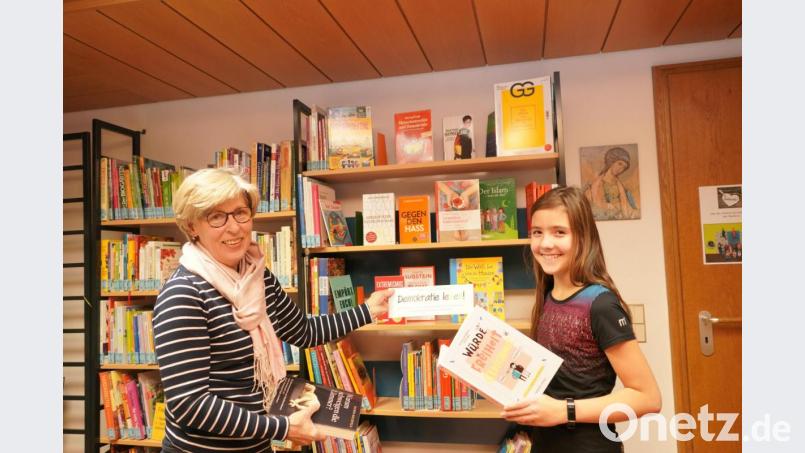 Büchereileiterin Elisabeth Meißner und ihre Mitarbeiterin Marlene Greiner stellen die neuen Bücher der Aktion &quot;Demokratie lesen&quot; vor. Bild: fvo