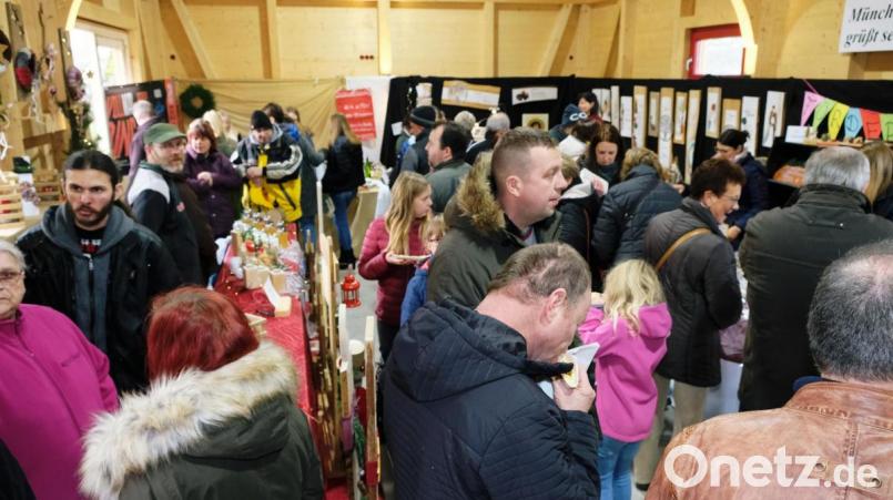 In der neuen Gemeinschaftshalle drängen sich die Besucher um Kunstvolles und Praktisches. Bild: do