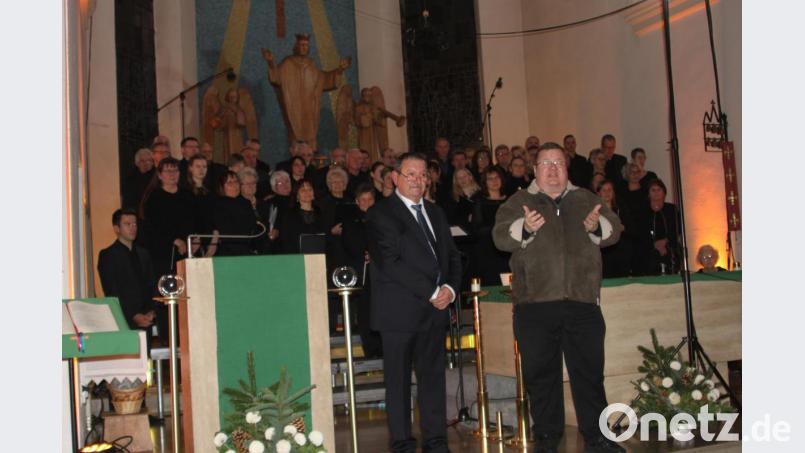 Stadtpfarrer Bartel und Helmut Wolf mit den Chören Bild: wrt