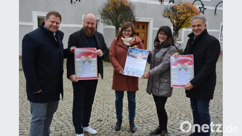 Die Adventsschaufenster und der Mitterteicher Weihnachtsmarkt werden organisiert vom Gewerbeförderverein. Deren Vertreter Stefan Grillmeier und Holger Paschedag (von links) sowie Martina Rüth und Gabi Bleistein von der Stadtverwaltung und Bürgermeister Roland Grillmeier präsentieren schon mal die Plakate. Bild: jr