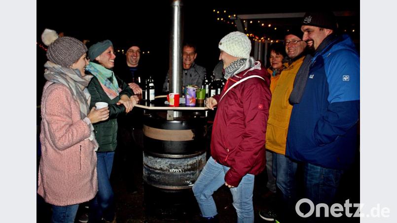 Die Kinder versammeln sich um den Feuerkorb und halten das Stockbrot ins Feuer, die Erwachsenen pflegen die gesellige Unterhaltung. Bild: zer