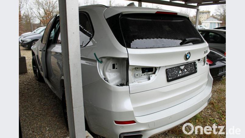 Inklusive Heckleuchten richteten die Einbrecher einen Schaden von etwa 20 000 Euro an. Bild: Polizei/exb