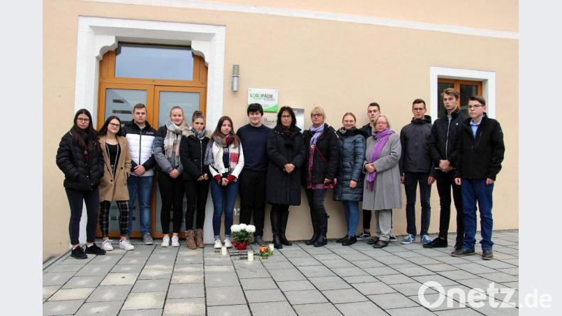 Realschüler gingen zu den „Steinen des Gedenkens“. Bild: exb/Josef Götz
