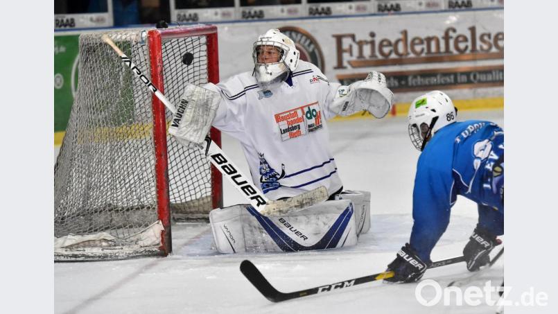 Die U20-Junioren des 1. EV Weiden gewannen beide Heimspiele gegen den HC Landsberg. In dieser Szene scheitert EV-Stürmer Christian Toponar (rechts) am Landsberger Torwart. Bild: A. Schwarzmeier
