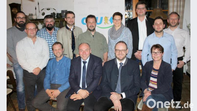 Die elf von 14 anwesenden Marktratskandidaten der CSU mit Landrat Andreas Meier (vorne, zweiter von rechts) und Kreisvorsitzendem Stephan Oetzinger (hinten, vierter von links) freuen sich auf künftige Aufgaben. Bild: Schönberger, Ferdinand [fsb]