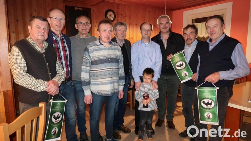 Zu den Erfolgen und guten Platzierungen bei den beiden Lokalschauen des Kleintierzuchtvereins Krummennaab, gratulierten Bürgermeister Uli Roth (Dritter von rechts) und Altbürgermeister Franz Stangl (Mitte), den erfolgreichen Züchtern des Vereins (von links) Günther Brandl, Wolfgang Schön, Klaus Grünbauer, Martin Gruber, Roland Baierl, Wolfgang Brunhofer und Karl Kastner. Bild: bsc