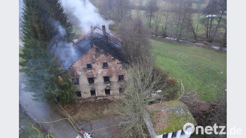 Die Plärnmühle bei Erbendorf brannte in der Nacht auf Montag bis auf die Grundmauern nieder. Das Gebäude ist sehr abgelegen und seit Jahren unbewohnt. Die Kripo Weiden ermittelt mit dem LKA auch in Richtung Brandstiftung. Bild: Roland Wellenhoefer