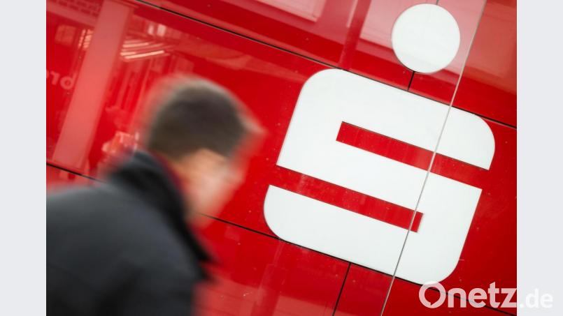 Die Sparkasse Regensburg kündigt die Verträge von Kunden. Symbolbild: Julian Stratenschulte/dpa