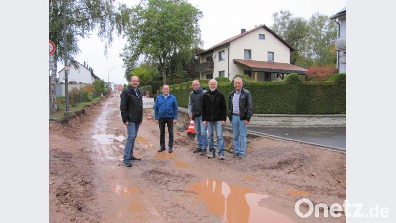 Der Ausbau der Moosweiherstraße erforderte in den letzten Wochen viel Geduld und Verständnis der Anwohner. Die SPD-Stadträte Michael Högl, 2. Bürgermeister Josef Birner, Wolfgang Bosser, Günther Amann und Rudolf Wild (von links) machten sich ein Bild vom Baustellenfortschritt. Bild: bij