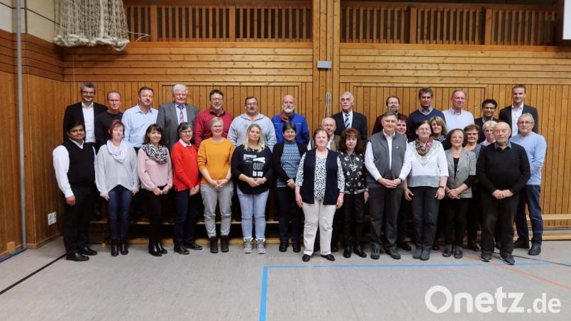 Paare aus der Pfarreiengemeinschaft Friedenfels/Fuchsmühl feierten mit einem kirchlichen und gesellschaftlichen Teil ihre Ehejubiläen. Im Bild die Ehepaare aus Fuchsmühl mit dem Sprecher des Pfarrgemeinderates, Carsten Klöble, und Pfarrer Joseph (hinten von rechts) sowie dem Zweiten Sprecher des Pfarrgemeinderates, Uwe Heider (hinten links), und Pater Martin (vorne links). Bild: bsc
