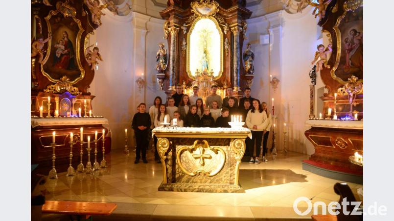 Die Ministranten der Kreuzbergkirche gestalteten am Sonntagabend einen beeindruckenden Lichtergottesdienst, der dank der musikalischen Umrahmung durch das Klassik-Duo &quot;Brasso Continuo&quot; einen echten festlichen vorweihnachtlichen Charakter erhielt. Bild: bey