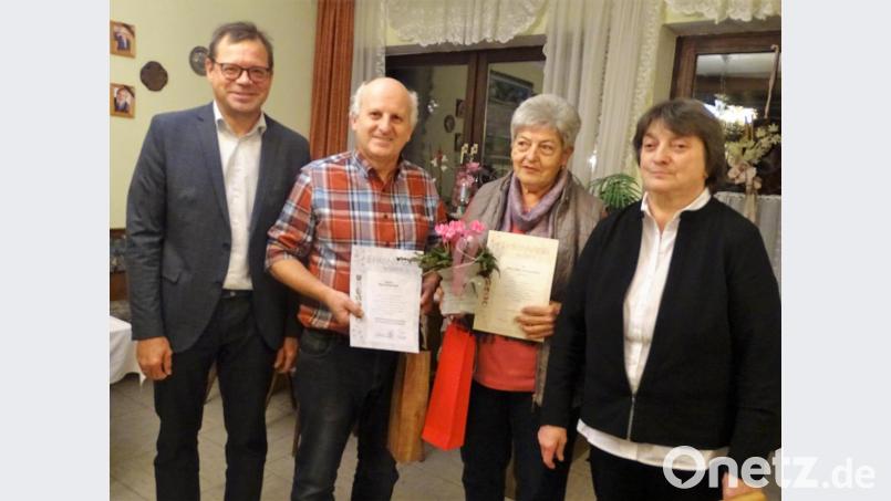 Kreisfachberater Harald Schlöger (links) und Vorsitzende Elisabeth Reger dankten Irmgard Deglmann und Hans Schrembs (von rechts) für ihre jahrzehntelange Treue zum Obst- und Gartenbauverein. Bild: hl