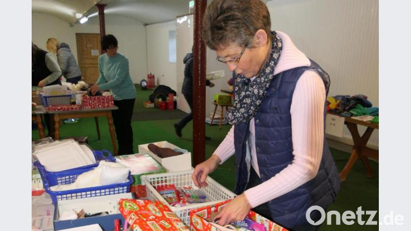 Erna Mehlhase beteiligt sich seit 20 Jahren an der Aktion &quot;Weihnachten im Schuhkarton&quot;. Im Schloss Wildenreuth machen sie und ihr Team die Päckchen fertig für den Versand. Bild: ils