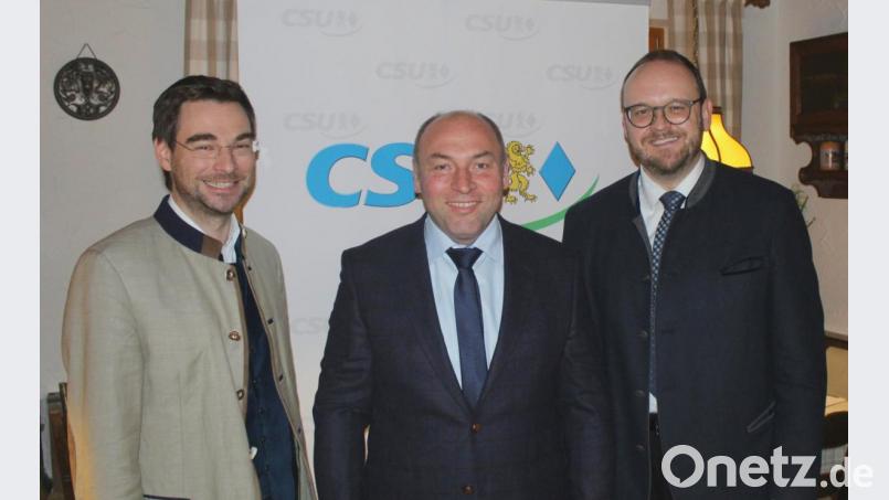 CSU-Bürgermeisterkandidat Gerhard List (Mitte) mit Landrat Andreas Meier (rechts) und Kreisvorsitzendem Stephan Oetzinger freuen sich auf künftige Aufgaben. Bild: Schönberger, Ferdinand [fsb]