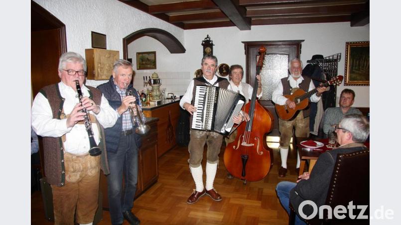 Für Stimmung beim Fischessen sorgte die &quot;Falkenberger Zoiglmusik&quot;. Bild: wro