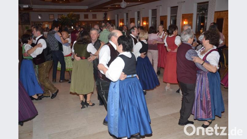 Eine dicht besiedelte Tanzfläche ist beim Kathreintanz im Wagner-Saal in Großenfalz keine Seltenheit. Bild: mag