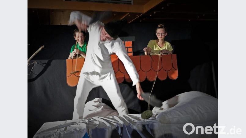 &quot;Onkel Fritz in seiner Not, haut und trampelt alles tot!&quot; - Anna Götz, Josef Götz und Lea Starkmann in &quot;Max und Moritz&quot; (von links) Bild: twi