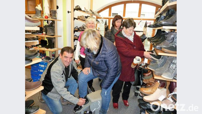 Neue Stiefel gefällig? Gerne wurde der verkaufsoffene Sonntag zum Probieren genutzt. Bild: jua