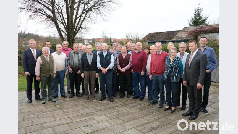 Beim gemütlichen Ehrennachmittag waren im Cafe Heldrich anwesend:Jürgen Barnutz, Alfred Brunner, Josef Ertl, Franz Johann Geilersdörfer, Gerd Geismann, Erwin Graf, Richard Heldrich, Ernst Leonhard Kölbel, Baptist Kraus, Konrad List, Hermann Luber, Peter Klaus Otto Müller, Adolf Ottmann (60 Jahre), Emma Babette Ottmann, Georg Pirner, Hans Pirner, Christian Johann Rümpelein (60 Jahre), Hans Rupprecht, Liselotte Gunda Schmiderer, Leonhard Schmidt, Georg Schötz und Erwin Georg Stubenvoll. Bild: gru