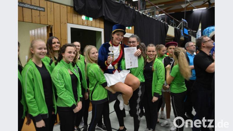 Freude bei den Aktiven der Tanzgruppe Grün-Weiß: Tanzmariechen Sophie Last glückte ein erster Platz beim Tanzturnier in Oberfranken. Bild: exb