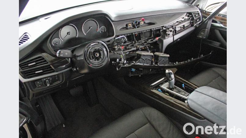 Professionell bauten die „Automarder“ das Navigations- und Entertainmentsystem sowie das Lenkrad mit Airbag aus. Bild: Polizei/exb