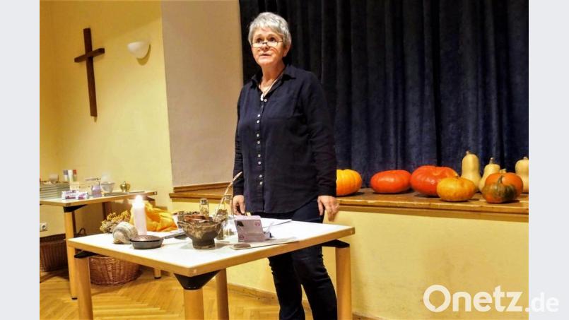 Adolfine Nitschke informierte in ihrem Vortrag über das Räuchern mit Wildpflanzen. Bild: fdl