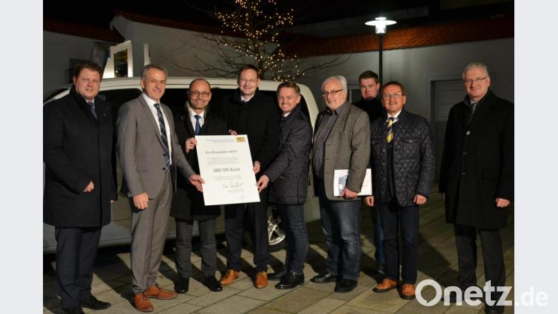 Bei der Übergabe des Baxi Förderbescheids dabei waren Mitterteichs Zweiter Bürgermeister Stefan Grillmeier, Landratskandidat Roland Grillmeier, stellvertretender Landrat Alfred Scheidler, Verkehrsminister Hans Reichhart, Landtagsabgeordneter Tobias Reiß, Baxi-Erfinder Peter Zimmert, Baxi-Fahrer Alois Röckl, Erbendorfs Bürgermeister Hans Donko, sowie Erbendorfs Zweiter Bürgermeister Johannes Reger (von links). Bild: szl