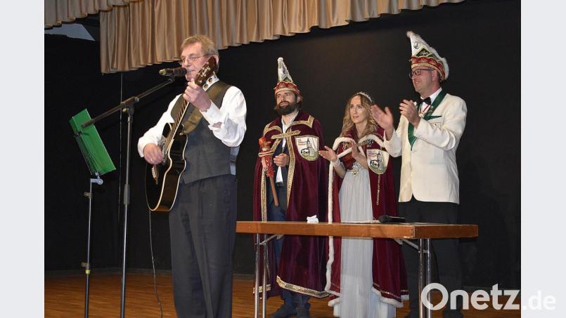Der Maier-Kare an der Gitarre mit Prinzenpaar und Sitzungspräsident Schuster im Hintergrund. Bild: Karl Schwemmer
