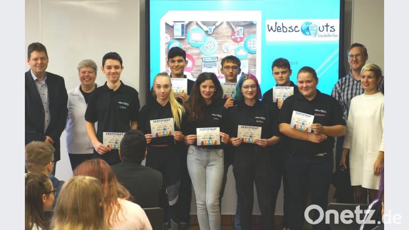 Rektor Christian Ernstberger, Birgit Zwicknagel von den Computermäusen Stamsried, Lukas Kling, Sophia Schneider, Diar Berisha, Lena Bressler, Mateusz Sadurski, Melina Haag, Emil Waschenin, Michaela Zimmermann, Dr. Thorsten Schmidt und Franziska Karg-Röckl (von links) starten an der Mittelschule Dachelhofen das Projekt „Webscouts“. Bild: Hirsch