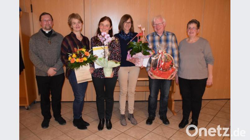 Pfarrvikar Christian Preitschaft (links) und Chorleiterin Maria Birner (rechts) bedankten sich für langjährige Chormitgliedschaft bei (von links) Margit Friedl, Theresia Kick, Lisa Kohl und Wolfgang Schöpf. Bild: swo