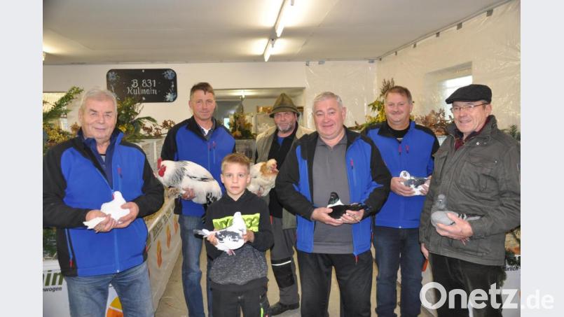 Den Züchtern um Vorsitzenden Helmut Kopp (Dritter von links) ist die Freude über die Bewertungen für ihre Hühner und Tauben anzusehen. Bild: ak