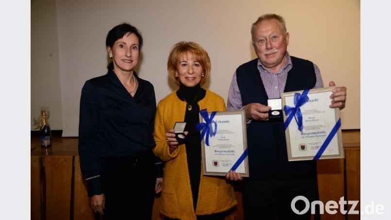Bürgermeisterin Tanja Schiffmann (links) verleiht Lydia Ebneth und Dieter Menzl die Bürgermedaille des Marktes Parkstein und würdigt damit deren langes kommunalpolitisches Engagement. Bild: bey