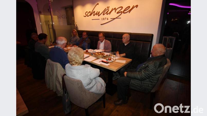Den Marterln im Stadtgebiet will der Förderverein für kirchliche und soziale Zwecke mehr Aufmerksamkeit widmen. Mit im Bild ist Vorsitzender Werner Walberer (Dritter von rechts) Bild: bjp