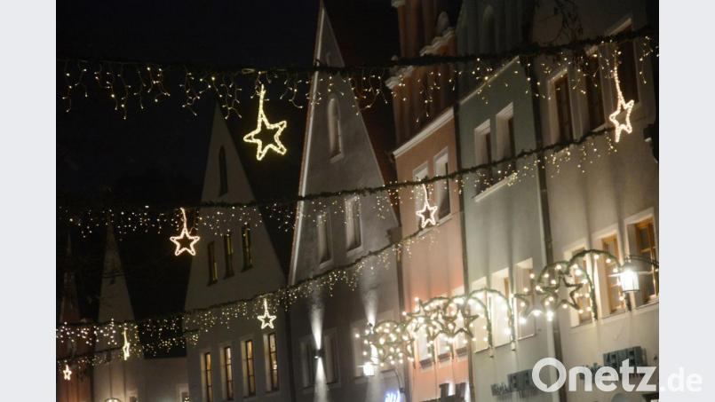 Die Weihnachtssterne am Oberen Markt leuchten bereits. Bild: Gabi Schönberger
