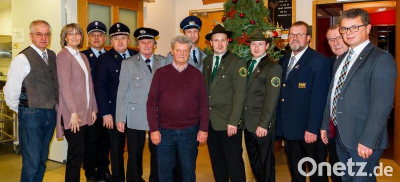 Bürgermeister Martin Birner (rechts) gehörte zu den zahlreichen Gratulanten, die Andreas Haberl (Sechster von links) alles Gute zum runden Geburtstag wünschten. Bild: exb/Jürgen Hoffmann