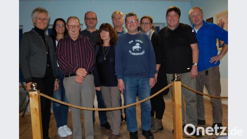 Der wiedergewählte Vorsitzende Hans Schilling (Dritter von links) stellt sich mit seinem Vorstandsteam zu einem Foto auf. Mit im Bild ist zweite Bürgermeisterin Anita Stauber (links). Bild: az