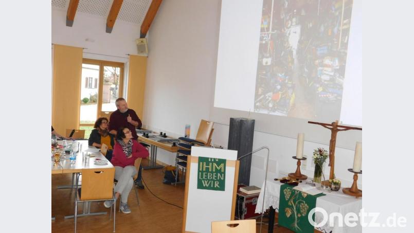 Claudia und Bernhard Hauer (von links) gaben Erläuterungen zu ihren Fotos, die sie im Frühjahr während ihrer Kosovo-Reise unter anderem in Schulen, einem Behindertenheim und in Krankenhäusern gemacht haben. Bild: hai