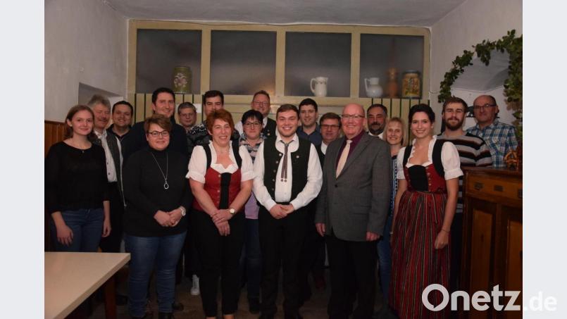 Gerhard Engl (vorne 2.v.re), Bezirksvorstand des Nordbayerischen Musikbundes, gratulierte den neugewählten Vorstandsmitgliedern, allen voran den Vorständen Birgit Bocka (vorne 2.v.li), Franz Völkl (vierter v.li) und Jonas Kraus (vorne 3.v.li). Bild: fla