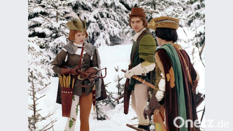 Als Jäger verkleidet schießt Aschenbrödel (Libuse Safrankova) im Film "Drei Haselnüsse für Aschenbrödel" mit dem Prinzen (Pavel Travnicek) um die Wette. Bild: WDR/DRA/dpa