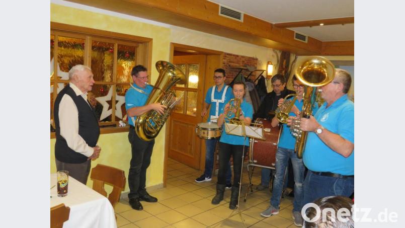 Sichtlich erfreut genießt der Jubilar das Ständchen der Jugendblaskapelle. Bild: adj