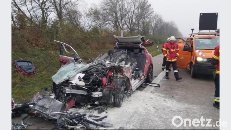 Der Alfa Romeo des 49-jährigen Amberg-Sulzbachers, nachdem die Feuerwehr den schwerverletzten Fahrer aus dem Wrack des Wagens geschnitten hatte. Bild: Feuerwehr Wörth an der Isar
