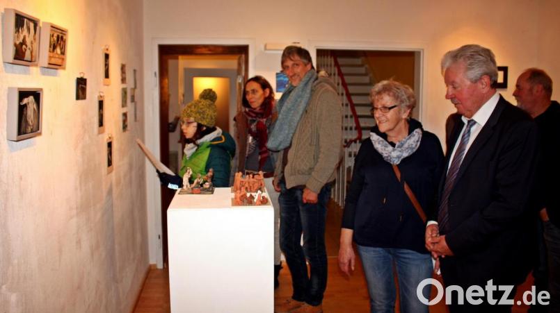 Kleine Menschen aus Ton werden auch in der Ausstellung im Kunstbau vorgestellt. Bild: R. Kreuzer